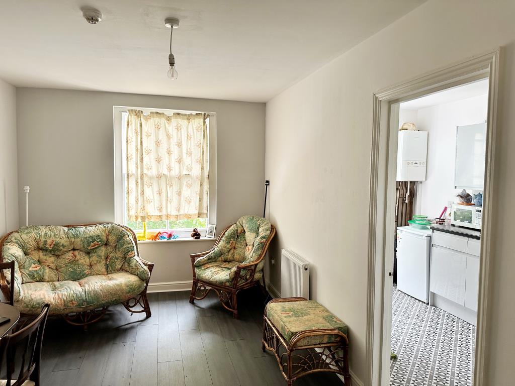 Lot: 26 - FREEHOLD BLOCK OF EIGHT FLATS FOR INVESTMENT - Flat 7 - Living Room